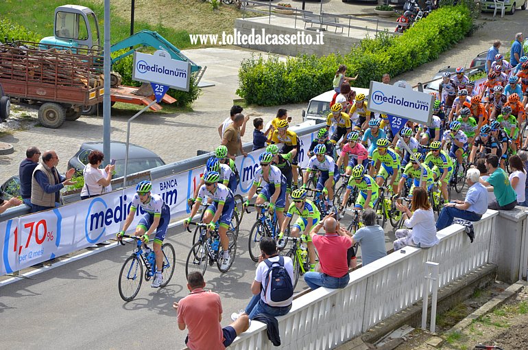 GIRO D'ITALIA 2015 - Il gruppo transita al GPM del Passo dei Carpinelli