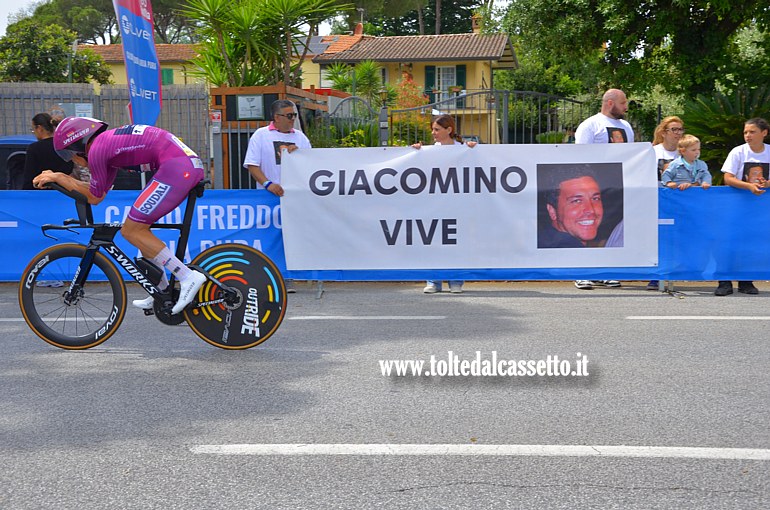 GIRO D'ITALIA 2026 - Uno striscione degli amici esposto in memoria di Giacomo Bongiorni, tragicamente scomparso a Massa nella notte del 12 aprile 2026