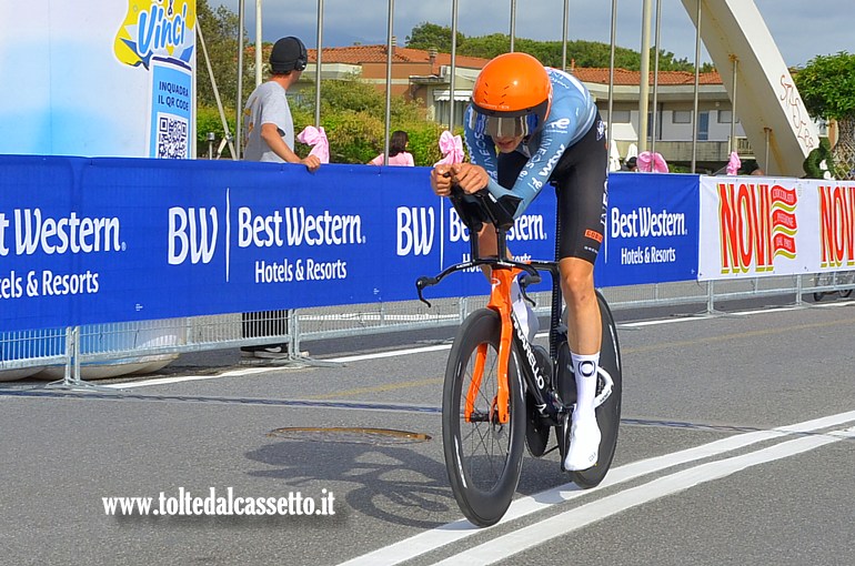 GIRO D'ITALIA 2026 - Il ciclista Thymen Arensman della Netcompany INEOS ripreso durante il finale della crono Viareggio - Marina di Massa