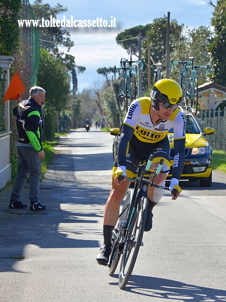 TIRRENO ADRIATICO 2016 - Ciclista del team olandese LOTTO NL - JUMBO attardato durante la cronometro a squadre a Lido di Camaiore