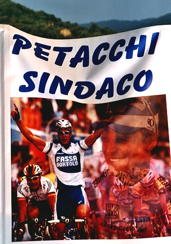 Dopo le strepitose vittorie del 2003 e 2004 i tifosi acclamano Alessandro Petacchi come sindaco di Castelnuovo Magra