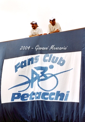 Dal tetto di un edificio alcuni tifosi di Alessandro Petacchi espongono un drappo con il logo del Fans Club