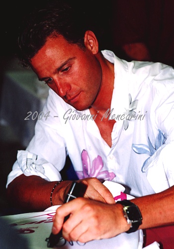 Alessandro Petacchi ritratto mentra firma autografi