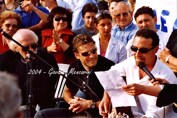 Alessandro Petacchi circondato da fans ed amici che hanno composto per lui una canzone