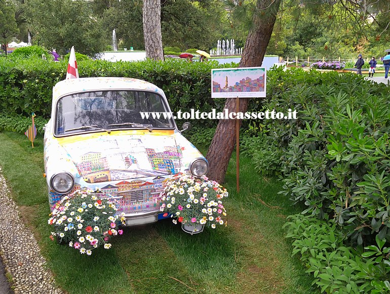 EUROFLORA 2022 - Auto d'epoca dipinta con le case di Genova e della Liguria