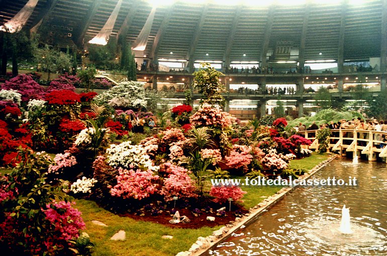 EUROFLORA 1981 - I giardini del Padiglione "S", con ponti che attraversano canali e laghetti