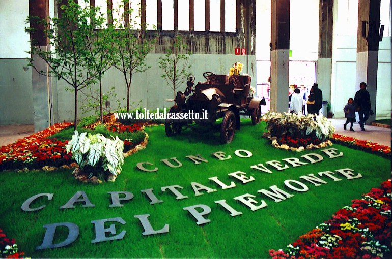 EUROFLORA 2001 - Ambiente con auto d'epoca per "Cuneo capitale verde del Piemonte"