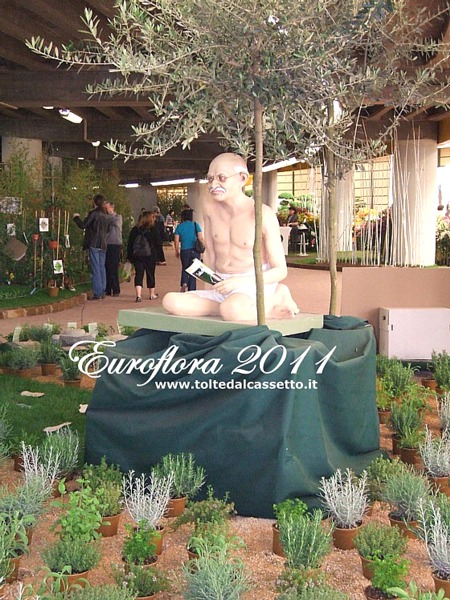 EUROFLORA 2011 - Scultura del Mahatma Gandhi in un anello del Padiglione "S"