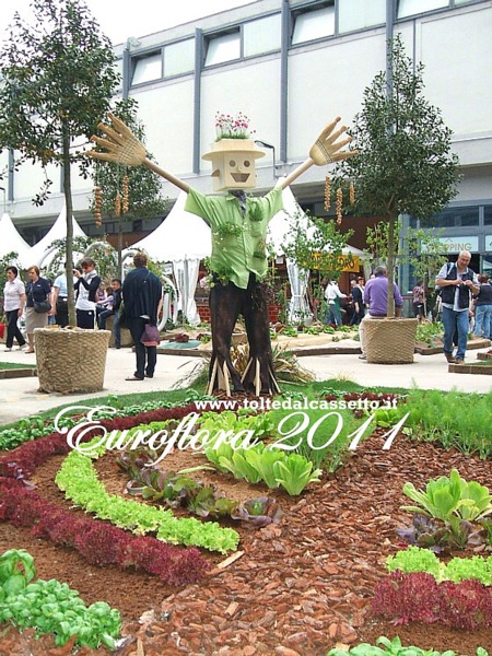 EUROFLORA 2011 - Spaventapasseri nell'orto del Centro Verde Giovannelli (Massa)