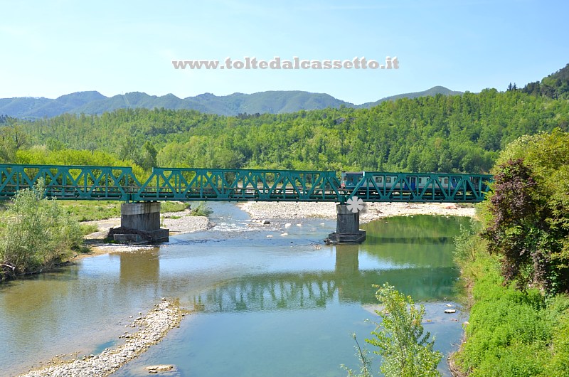 FERROVIA AULLA-LUCCA - Profilo del nuovo ponte sul torrente Aulella dei pressi di Pallerone con treno di linea tipo ALn in transito
