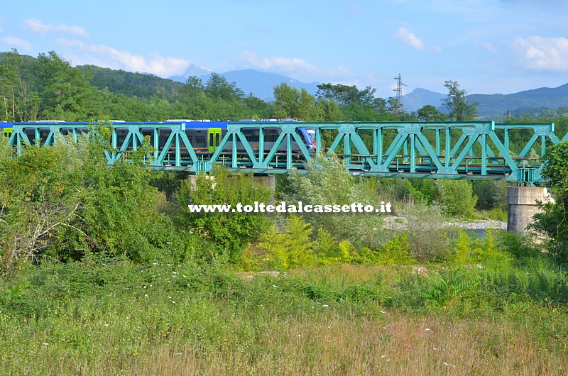 FERROVIA AULLA-LUCCA - Nuovo ponte sul torrente Aulella dei pressi di Pallerone con treno ATR 220 Swing in transito