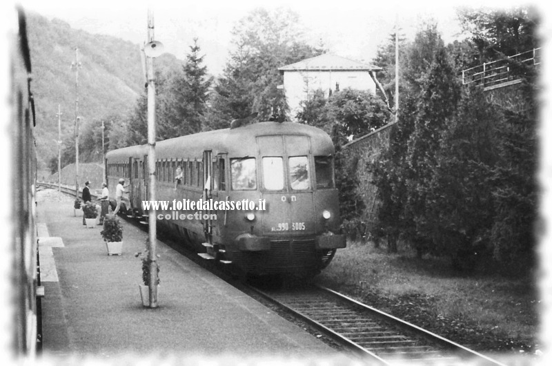 FERROVIA AULLA-LUCCA - Foto d'epoca di una automotrice diesel accoppiata OM ALn 990-3005. Questo tipo di convoglio tasportò il Presidente della Repubblica Giovanni Gronchi durante l'inaugurazione della linea avvenuta il 21 marzo 1959