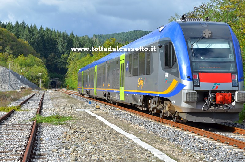 FERROVIA AULLA-LUCCA - Un treno di linea ATR 220 Swing in uscita dalla stazione di Camporgiano si dirige verso la galleria in direzione Aulla