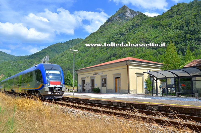 FERROVIA AULLA-LUCCA - Un treno ATR 220 Swing in entrata nella stazione di Equi Terme che si presenta restaurata, anche dai danni subiti in seguito al terremoto, e non pi circondata da alberi, che sono stati abbattuti
