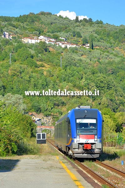FERROVIA AULLA-LUCCA - Treno ATR 220 Swing proveniente da Gragnola entra nella stazione di Fivizzano-Gassano