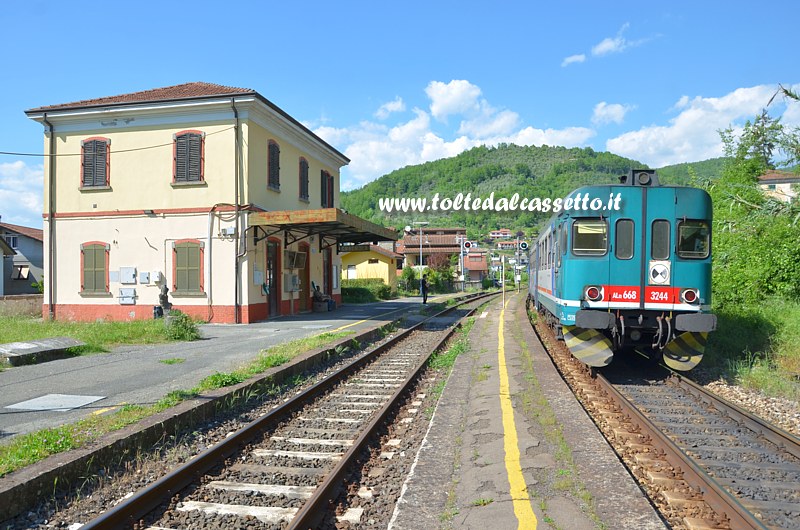 FERROVIA AULLA-LUCCA - Treno di linea nella stazione di Gragnola