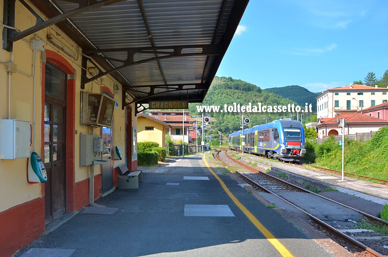 FERROVIA AULLA-LUCCA - Stazione di Gragnola con treno ATR 220 Swing in arrivo da Gassano sul binario due