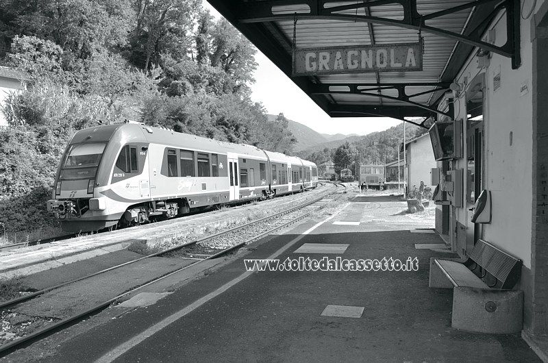 FERROVIA AULLA-LUCCA - Stazione di Gragnola con treno Swing diretto a Lucca