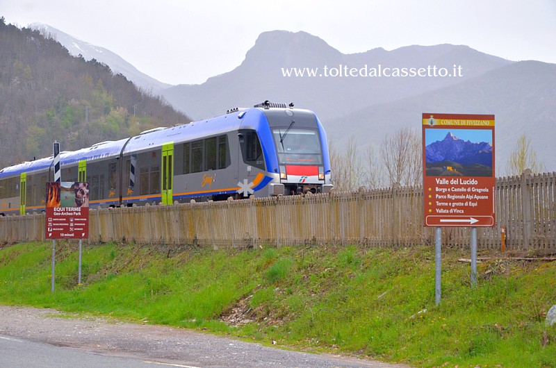 FERROVIA AULLA-LUCCA (Gragnola) - Tratto di linea con presenza di segnaletica turistica della Valle del Lucido