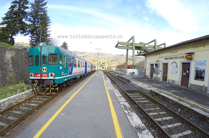 FERROVIA AULLA-LUCCA (16 febbraio 2020) - La stazione di Minucciano/Pieve/Casola con treno di linea ALn-668-3233