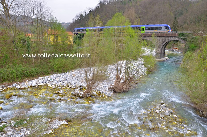 FERROVIA AULLA-LUCCA (Monzone) - Treno di linea tipo Swing sul ponte ad archi posto alla confluenza dei torrenti Lucido e Canalonga, quest'ultima chiamata anche "Lucido di Vinca"