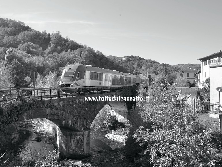 FERROVIA AULLA-LUCCA - Un treno Swing attraversa il ponte ad archi sul torrente Lucido a Monzone