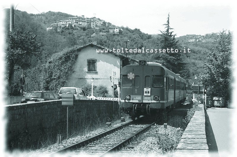 FERROVIA AULLA-LUCCA (Maggio 2008) - Il treno di linea ALn 668-3232 transita sul rettilineo prossimo alla stazione di Monzone