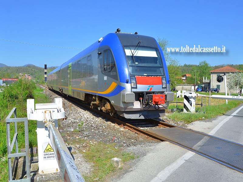 FERROVIA AULLA-LUCCA (22 Aprile 2018) - Treno ATR 220 Tr 015-B Swing mentre attraversa il passaggio a livello est di Pallerone