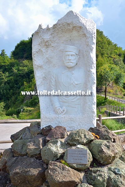 PIAZZA AL SERCHIO - Monumento a Giuseppe Garibaldi nella piazza omonima. L'opera  stata ideata e realizzata dai pensionati CGIL dell'Alta Garfagnana. L'inaugurazione  avvenuta il 1 maggio 2011