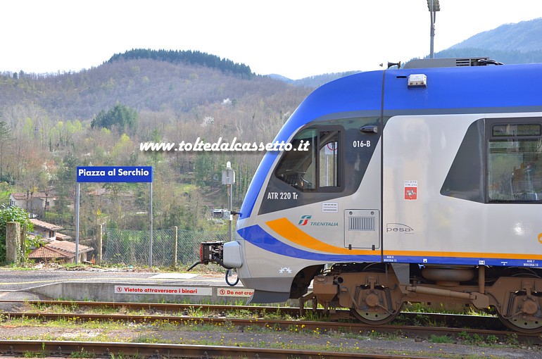 PIAZZA AL SERCHIO - Automotrice ATR 220 Tr "Swing" in stazione