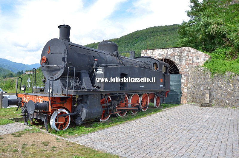 PIAZZA AL SERCHIO - Vista a livello terra della locomotiva a vapore n. 940-002 posta in Piazza Garibaldi come un monumento