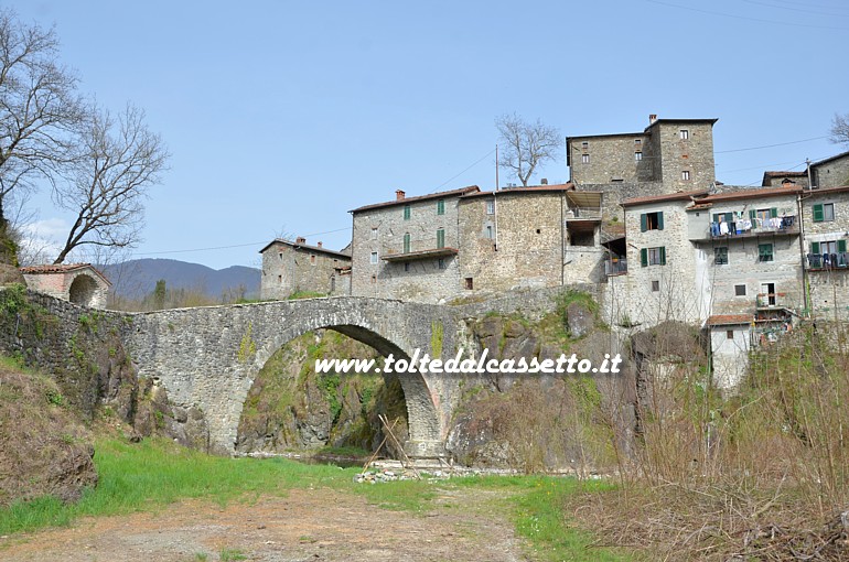 SAN MICHELE di Piazza al Serchio - Ponte medievale e case adiacenti