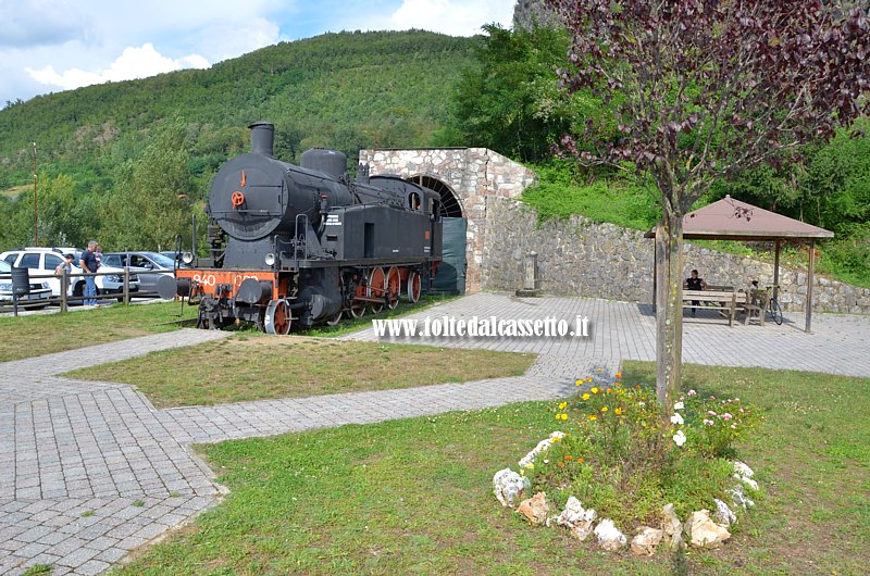 PIAZZA AL SERCHIO - Giardini di Piazza Garibaldi con locomotiva a vapore