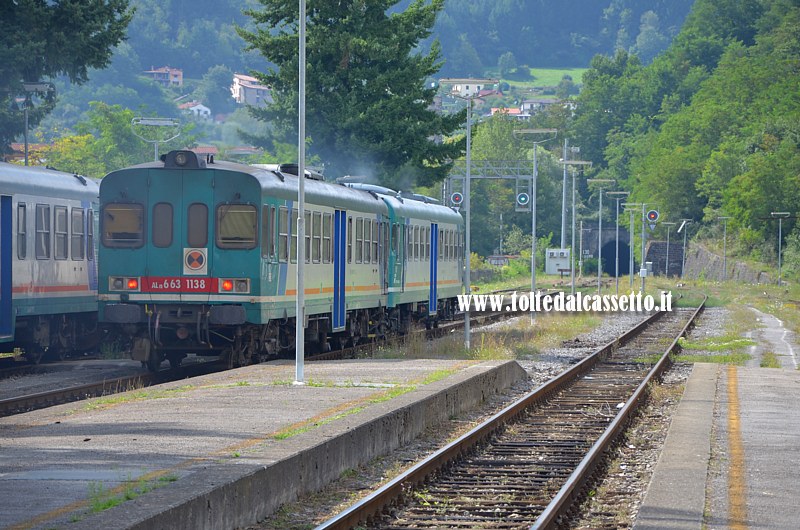 FERROVIA AULLA-LUCCA - Parco binari lato nord della stazione di Piazza al Serchio dove inizia il tratto di linea che porta a Minucciano. Sullo sfondo l'imbocco della Galleria del Lupacino