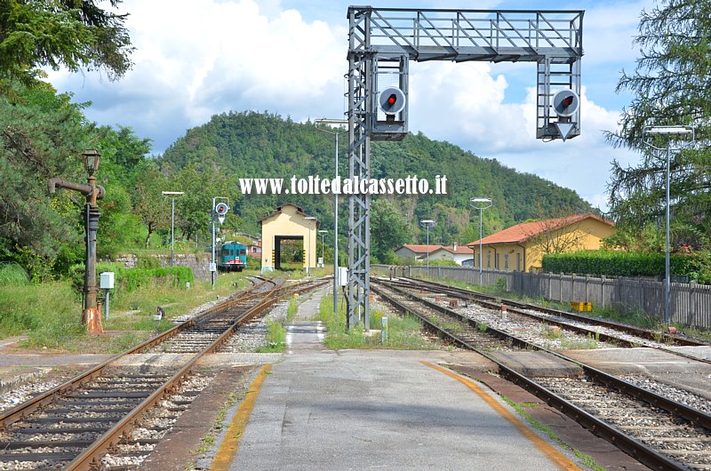 FERROVIA AULLA-LUCCA - Parco binari lato sud della Stazione di Piazza al Serchio dove inizia il tratto di linea che porta a Castelnuovo Garfagnana