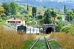FERROVIA AULLA-LUCCA ( Pieve San Lorenzo) - Treno di linea all'imboccatura della Galleria del Lupacino prima che iniziassero i lavori del nuovo scalo merci