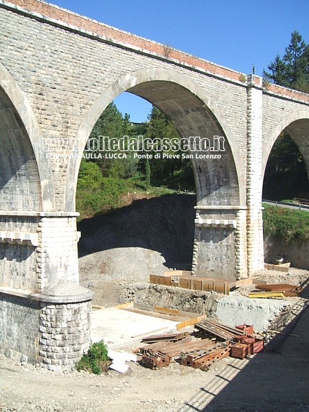 FERROVIA AULLA-LUCCA (2 ottobre 2011) - La terza arcata del ponte sul Tassonaro