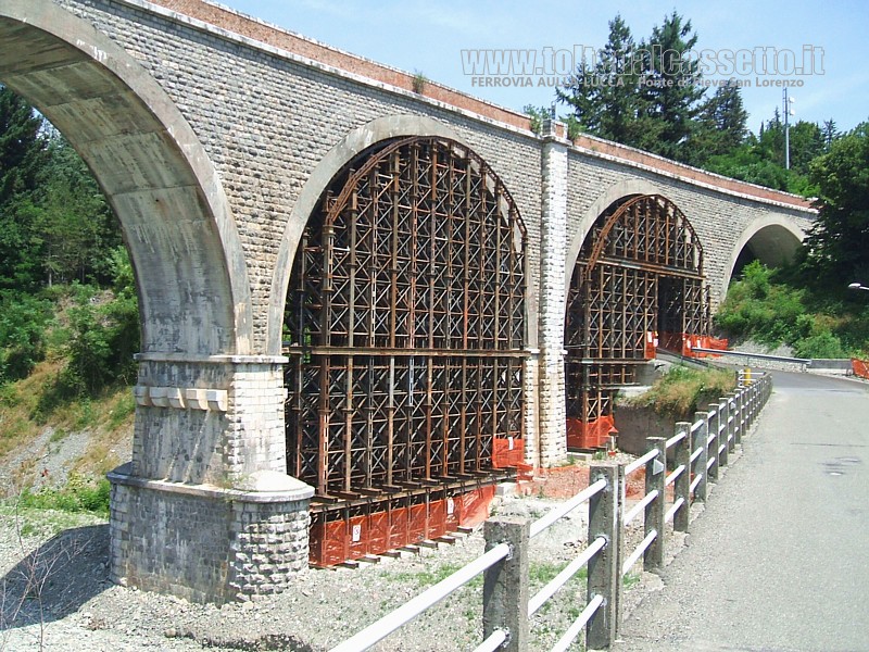 FERROVIA AULLA-LUCCA - Due archi del maestoso ponte di Pieve San Lorenzo sono attualmente puntellati con strutture metalliche imbullonate. Questo consente il transito in sicurezza dei pesanti convogli merci carichi di granulati di marmo