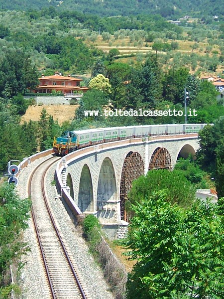 FERROVIA AULLA-LUCCA (20 luglio 2012, ore 13:39) - Dopo l'inaugurazione dello scalo merci di Minucciano sul ponte di Pieve San Lorenzo transita il primo convoglio di carri container diretto a Sassuolo