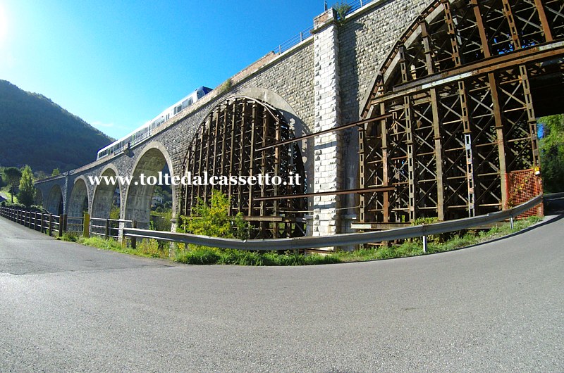 FERROVIA AULLA-LUCCA - Il ponte sul Tassonaro a Pieve San Lorenzo ripreso in tutto il suo sviluppo con un obiettivo ultragrandangolare