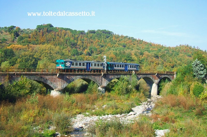 FERROVIA AULLA-LUCCA - Ponte sul torrente Aulella a Gragnola, con treno di linea in transito