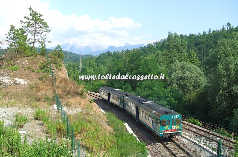 FERROVIA AULLA-LUCCA - Treno sul raccordo per la nuova stazione di Aulla-Lunigiana. A destra  ancora visibile il binario proveniente dalla dismessa stazione storica di Aulla