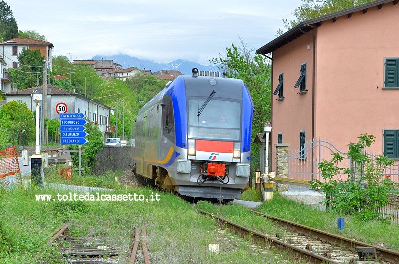 FERROVIA AULLA-LUCCA - Un treno ATR 220 Tr Swing transita al passaggio a livello di Rometta