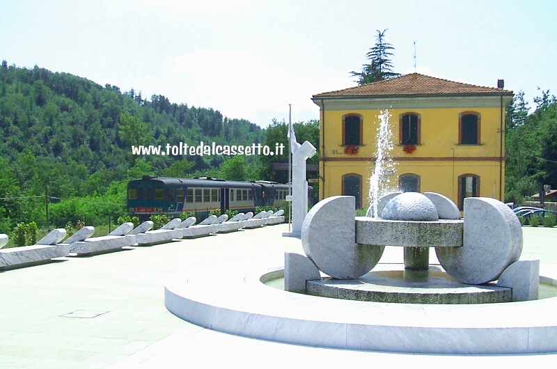 FERROVIA AULLA-LUCCA - La Piazza dei Parchi (opera di Pietro Cascella) adiacente la stazione di Rometta di Fivizzano