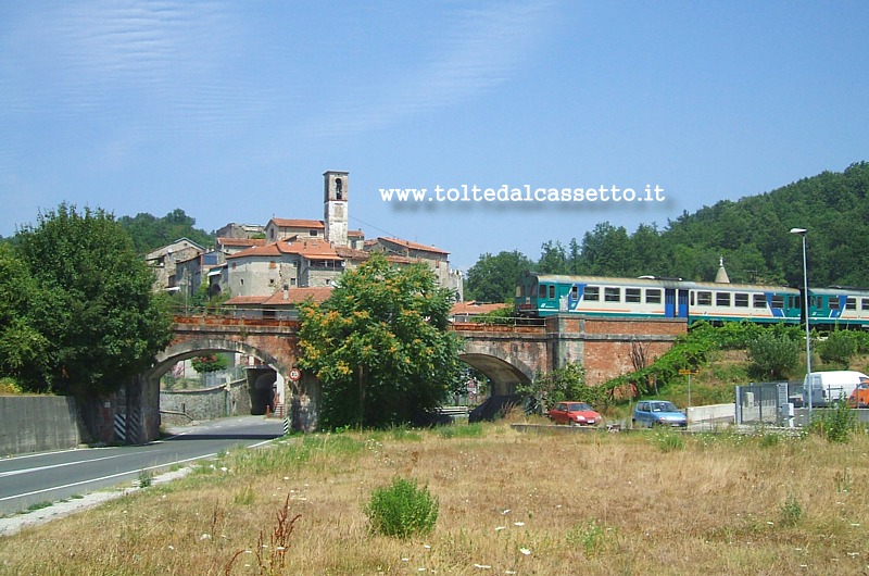 FERROVIA AULLA-LUCCA - Il borgo di Rometta di Fivizzano con treno di linea sul viadotto che scavalva la Statale 63 del Cerreto