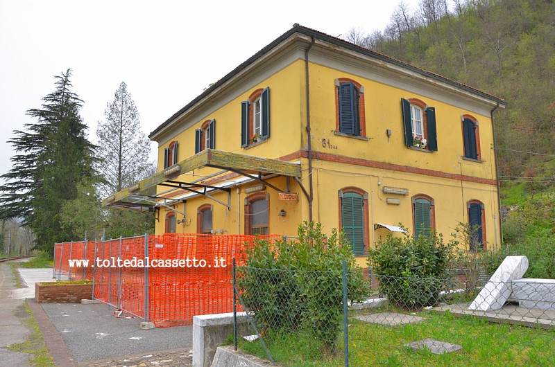 FERROVIA AULLA-LUCCA - La stazione di Rometta il 15-04-2018 durante i lavori di restauro