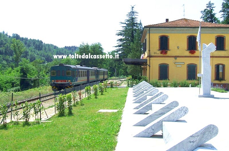 FERROVIA AULLA-LUCCA - La stazione di Rometta di Fivizzano (Km 81 + 344m) con treno di linea ALn 663-1112 in fermata