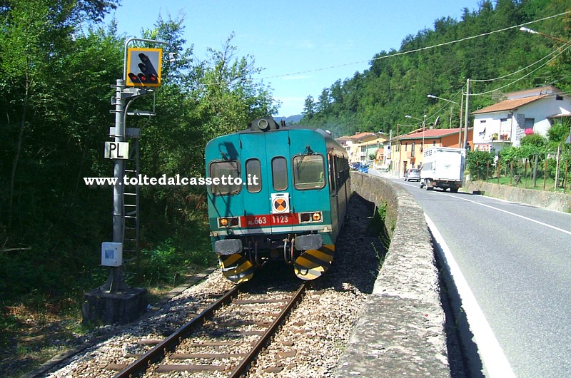 FERROVIA AULLA-LUCCA (Luglio 2010)- Treno di linea ALn 663-1123 lungo il tratto che costeggia la Strada Statale 63 del Cerreto