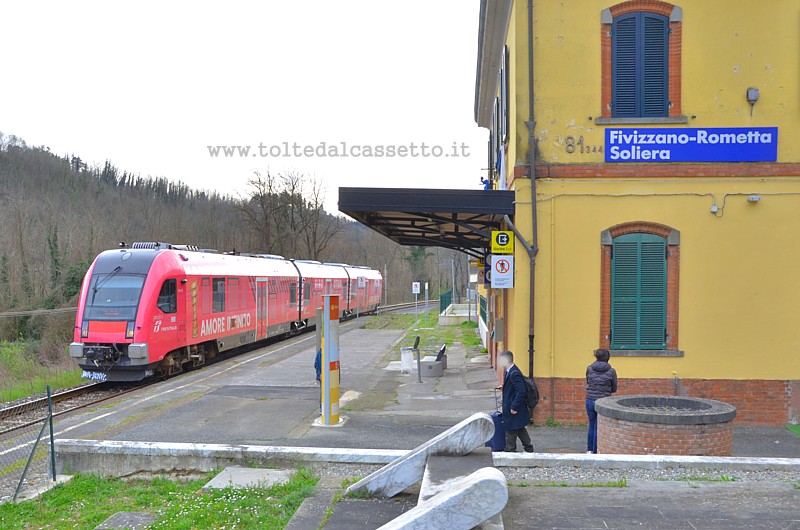 FERROVIA AULLA-LUCCA - Un treno ATR 220 Tr Swing con livrea del Giro d'Italia in arrivo alla stazione di Fivizzano / Rometta / Soliera