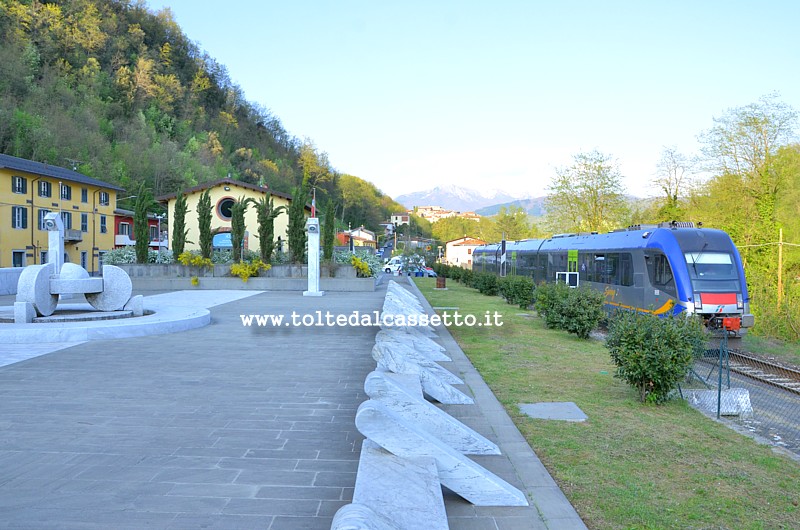 FERROVIA AULLA-LUCCA (Stazione di Rometta) - Un treno ATR 220 Tr Swing in arrivo da Gassano sfila di fronte alla Piazza dei Parchi